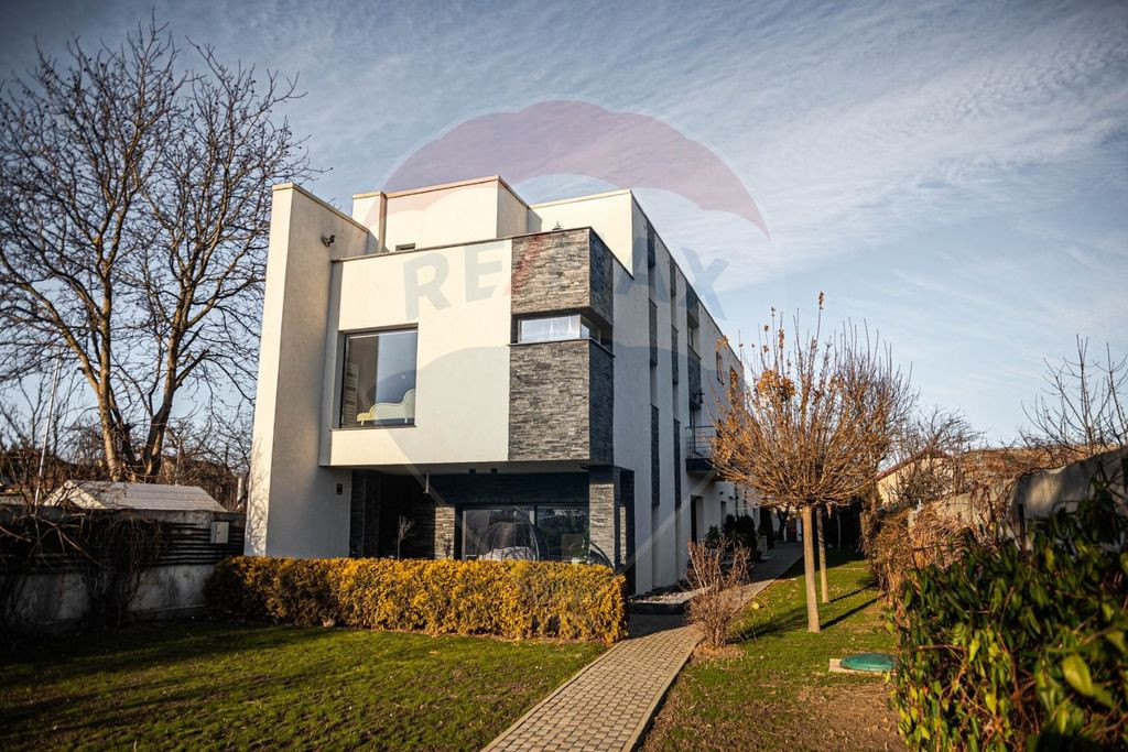 Casă / Vilă de lux cu 6 camere de vânzare în Șcheia, Suceava