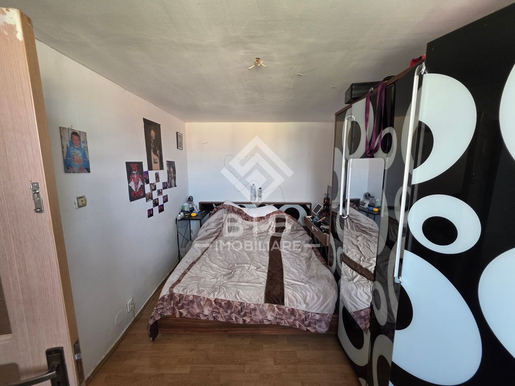 Apartament 2 camere semidecomandat.