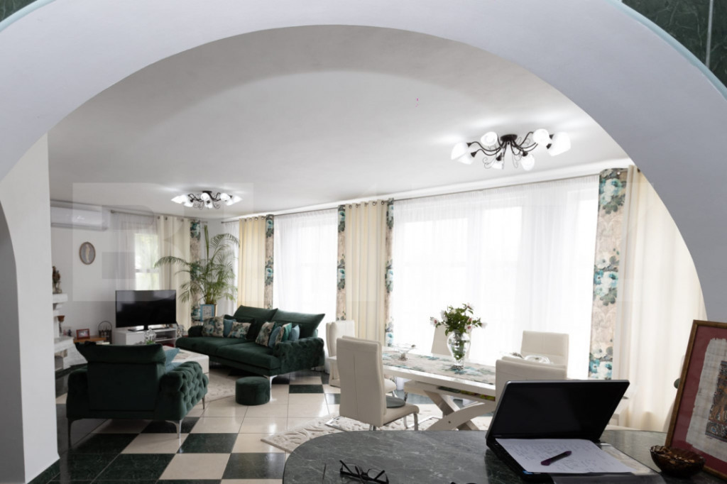 Vilă de vânzare în Corunca| Trei nivele| 320 metrii pătr
