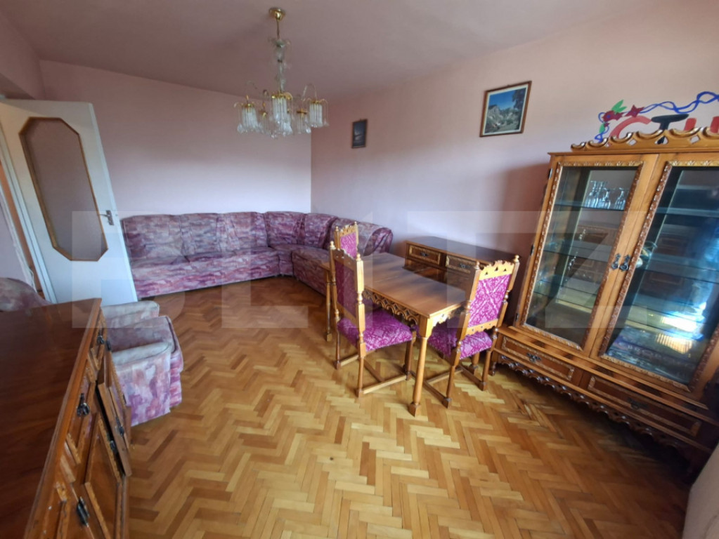Apartament cu trei camere de vânzare în Tudor! Zona Înfr?