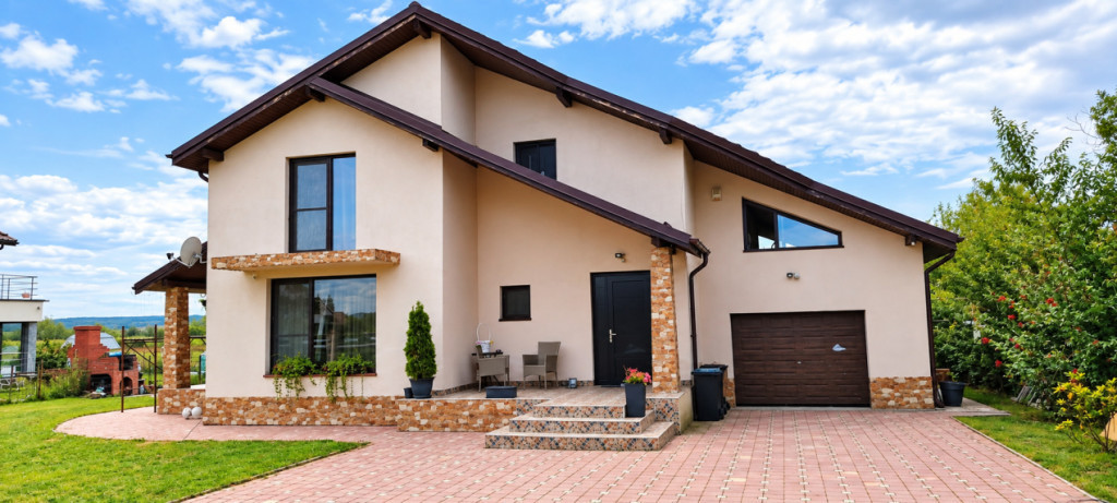 Casă P+1 cu garaj, piscină și curte generoasă – Comuna