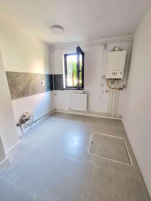 Apartament cu 2 camere decomandat, spatiu depozitare 12 m2, izolat,