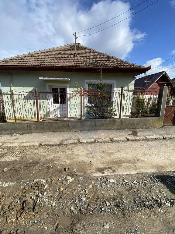 Casă spațioasă, complet renovată la interior, 4 camere, 2 băi