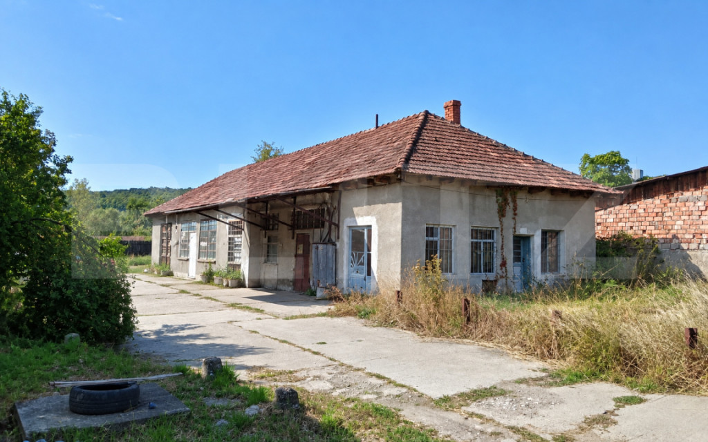 BLITZ oferă spre vânzare teren cu anexe în Luduș, zona i