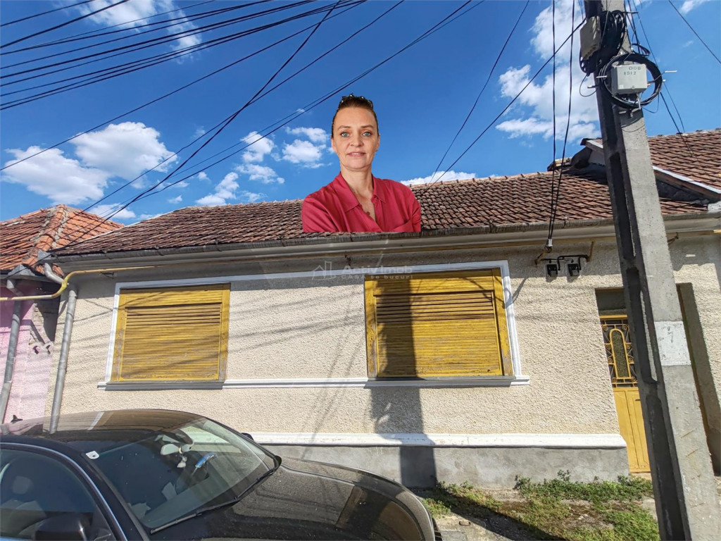 Bocsa Montana, Casa cu pridvor generos, ideala pentru famili
