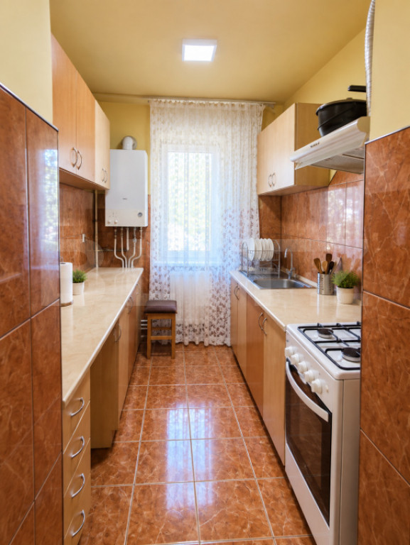 Apartament 3 camere de vanzare, 46 mp, zona Micro 15