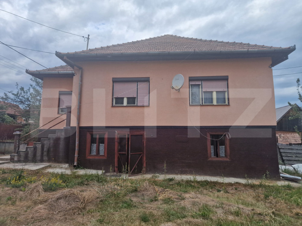 Casă cu teren generos de 5.300 mp, la doar 25 de minute de