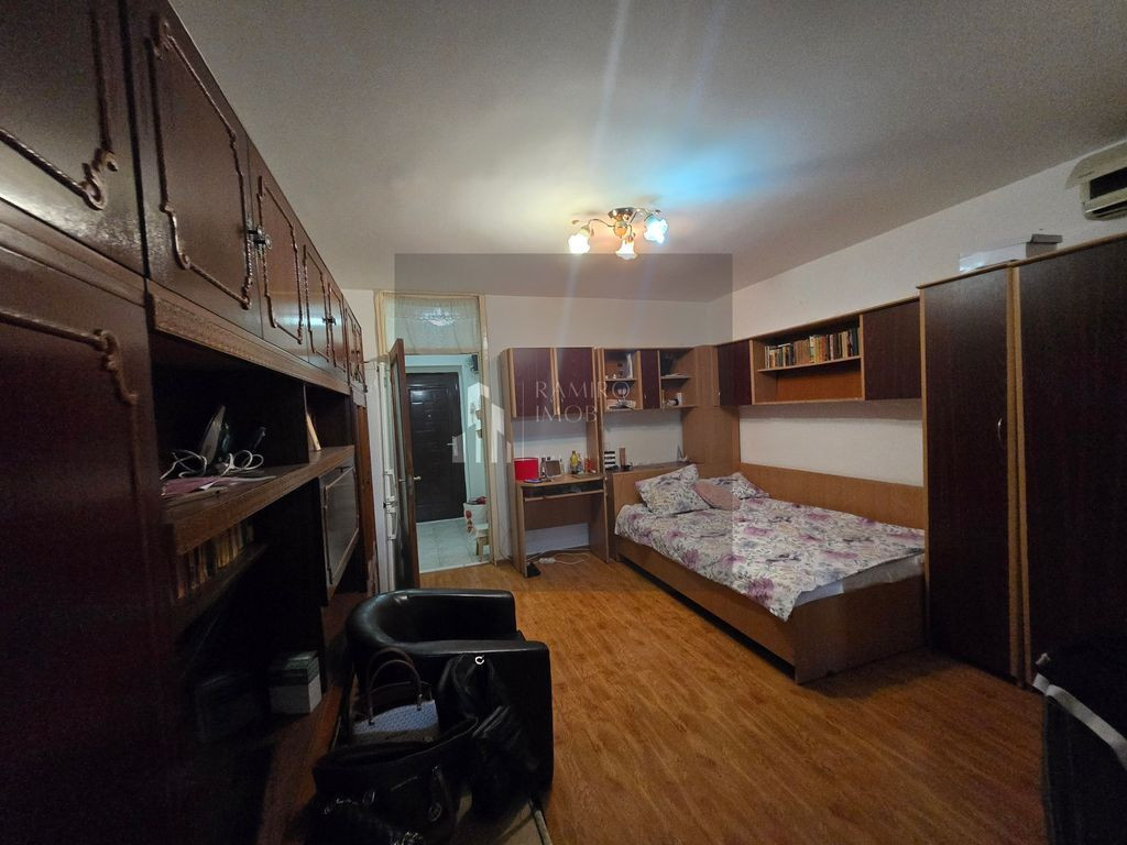 Garsoniera Sector 3, Calea Vitan/Stadion Olimpia, 31mp, balcon