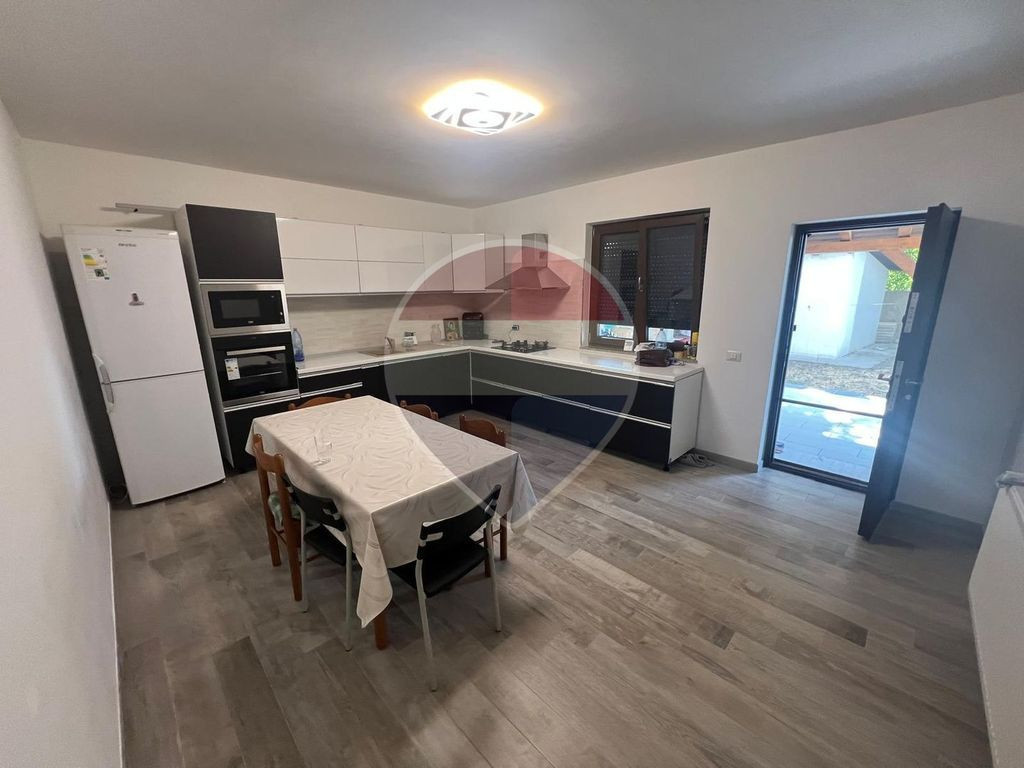 Casă / Vilă 4 camere în zona Laminoru