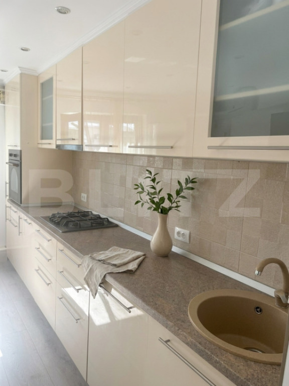 Apartament Cu 3 Camere Decomandate Etaj 1 - Zona George Enescu