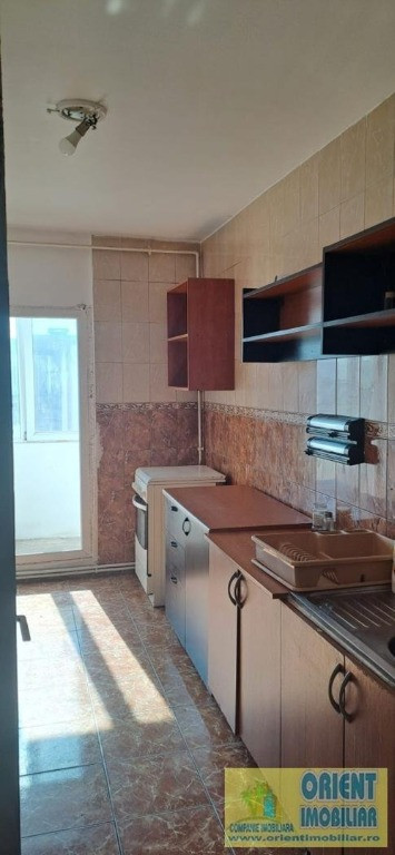 Tomis 2, Spital, de inchiriat apartament 3 camere, gaze, mobilat