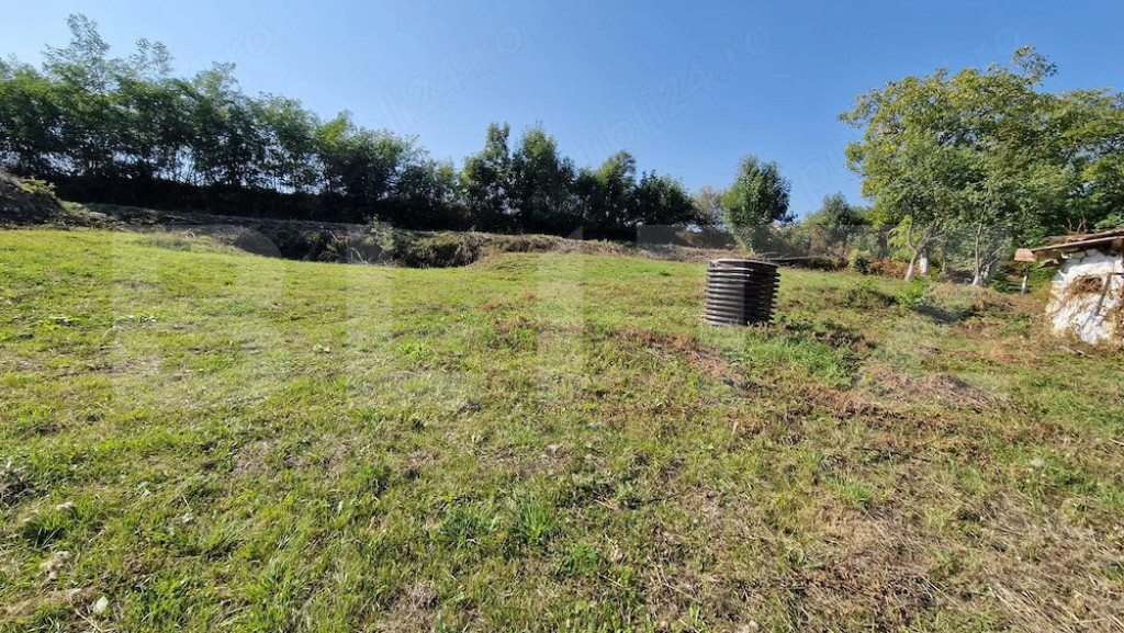 Oportunitate : Teren generos de 1618 mp cu casă demolabilă