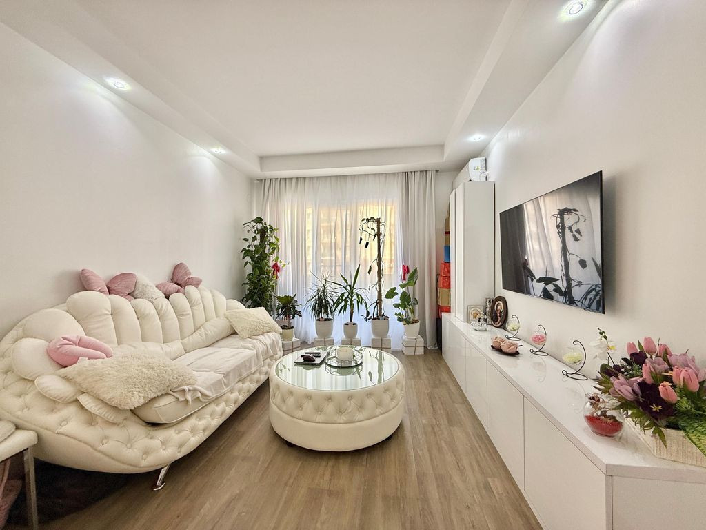 COSMOPOLIS - Apartament cu 2 camere, mobilat si utilat.