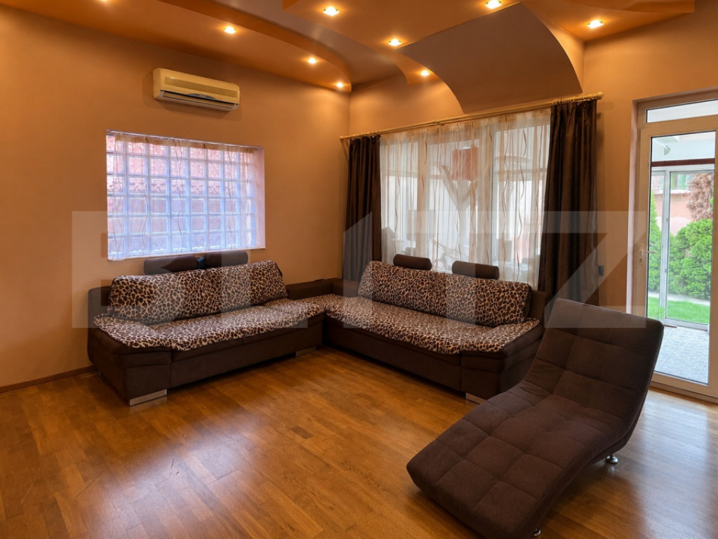 Casa de vanzare cu 5 camere, 298 mp, Cartierul Rogerius