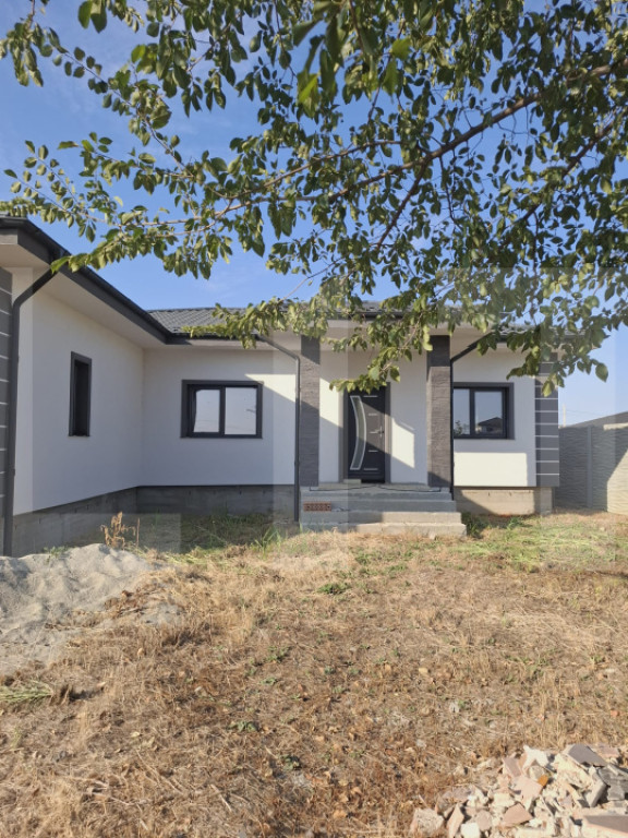 Casă spațioasă cu garaj și teren 700 mp – la roșu sau