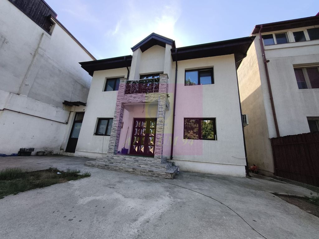 Vilă Nițu Vasile | 4 camere | 270 mp teren