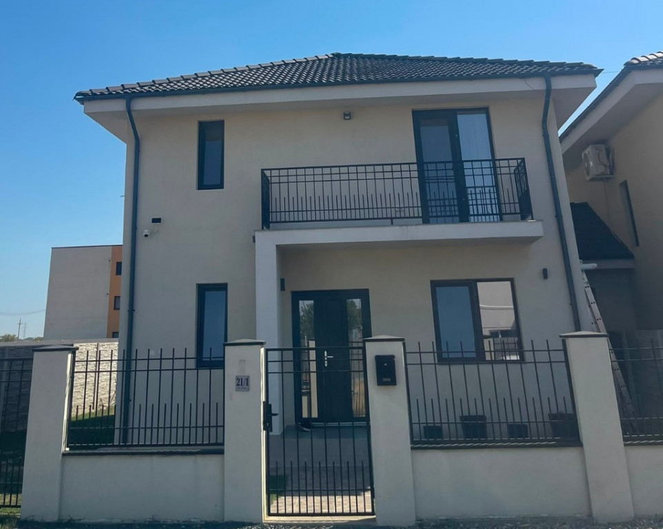 Duplex de vanzare - despartit prin camera tehnica