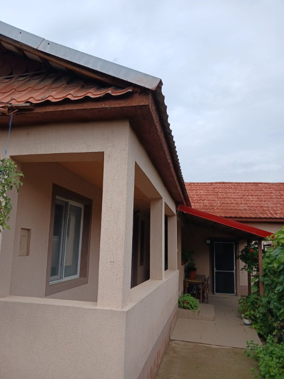 Casa renovata recent,cu toate utilitatile