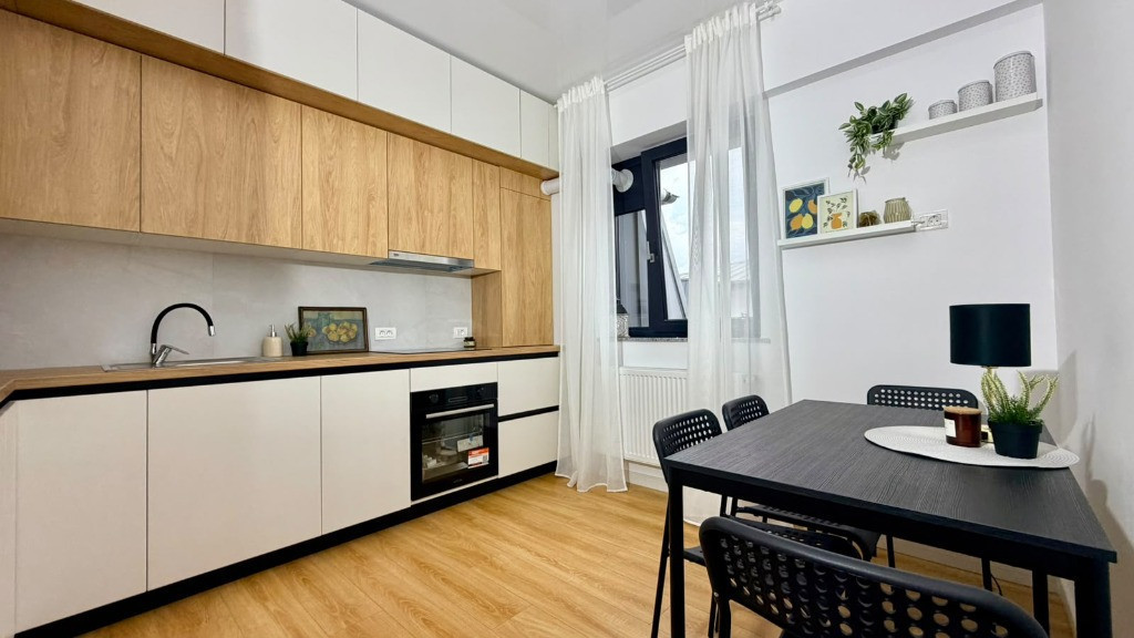 Ap 2 cam decomandat – Precista, Școala nr. 10–etaj intermediar