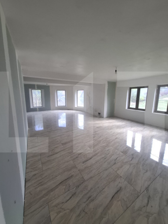 Casă cu Etaj și Pod, 325 mp, Teren 1045 mp, Construcție