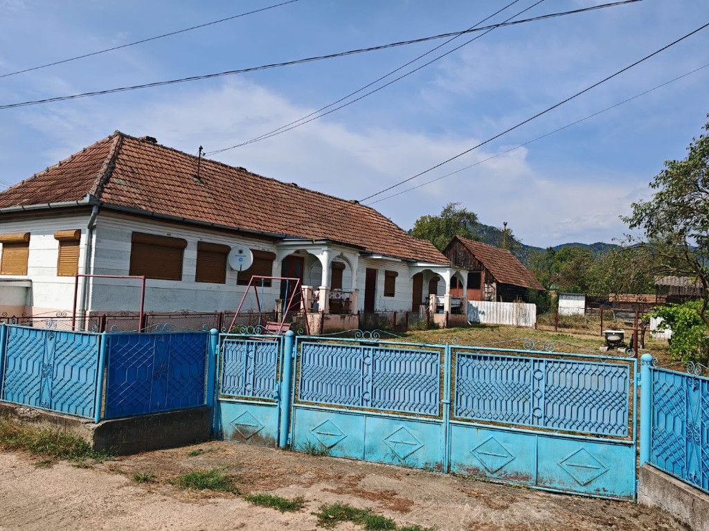 Casă cu 4 camere, curte, anexe și beci - Certeju de Sus, Hunedoara