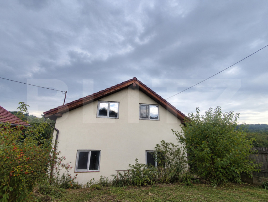 Casă cu teren 1000 mp, 4 dormitoare, 4 băi – Râpaș, Hu