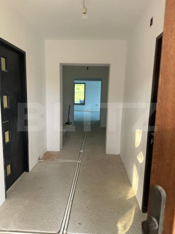 Casă modernă cu garaj, terasă, balcon și curte spațioas
