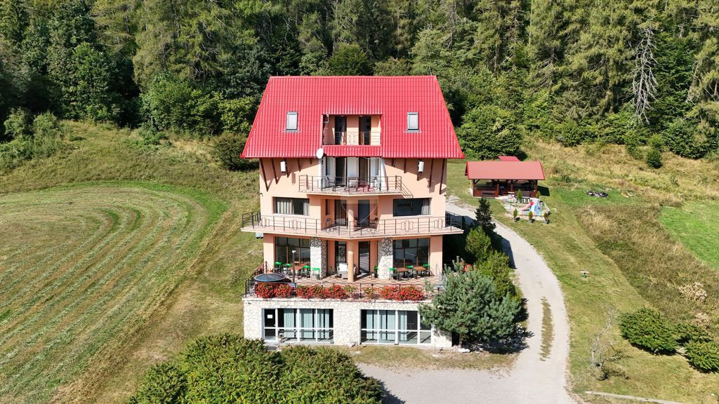 Pensiune în funcțiune | 10 camere | Teren 4.000 mp | Brădet – Săcele
