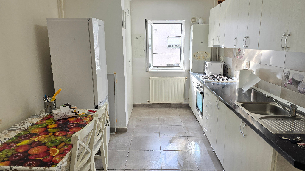 Inchiriez apartament 4 camere decomandat, Deva zona Liliacului, etaj 2