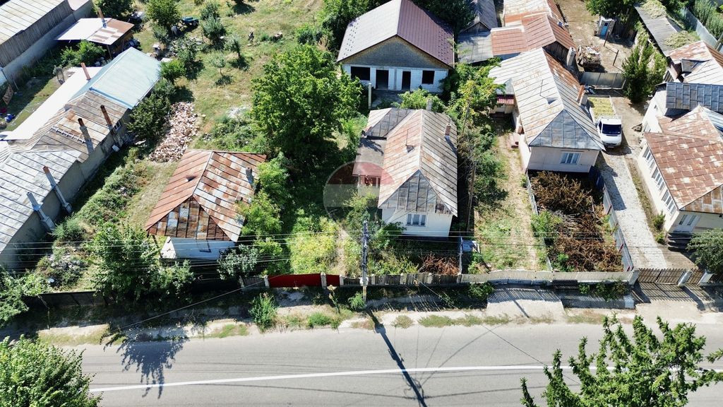 Casă la rosu si teren in Tifesti