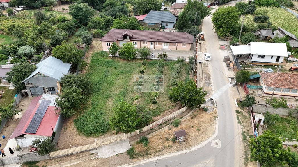 Casă cu teren generos și livadă – Păunești, Vișioara