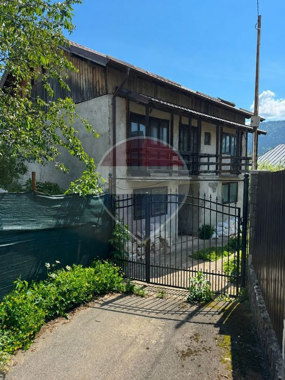 Cladire 672 mp + teren 1092 mp de inchiriat, Campina
