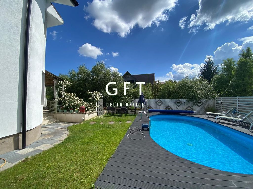 Casa Vila cu piscina, 7 minute de centru Bistrita - de vânzare!