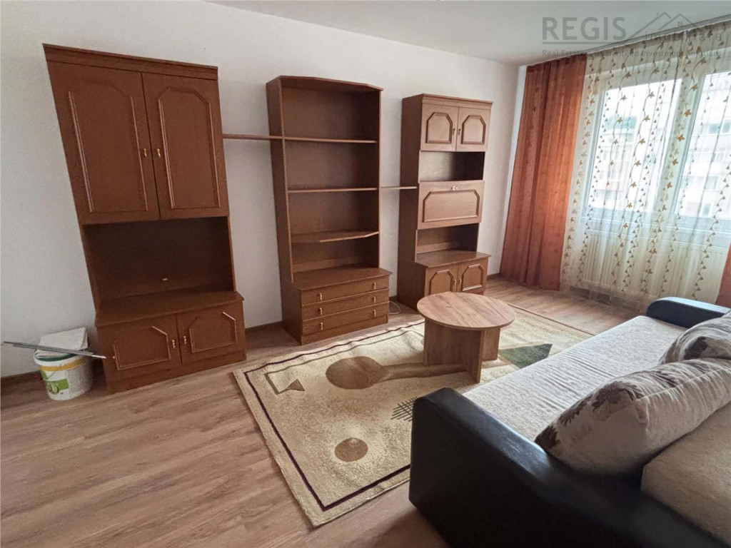 Apartament 2 camere, decomandat, cu parcare, etaj intermedia