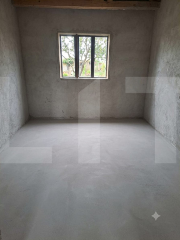 Casă Spațioasă 353 mp, Construcție Solidă din BCA, Tere