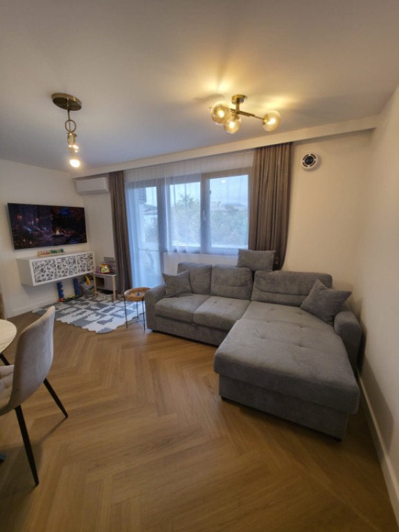 Apartament cu 2 camere, renovat integral, terasă și vedere