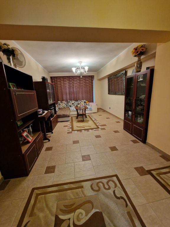 De vânzare apartament cu 4 camere la Trocadero