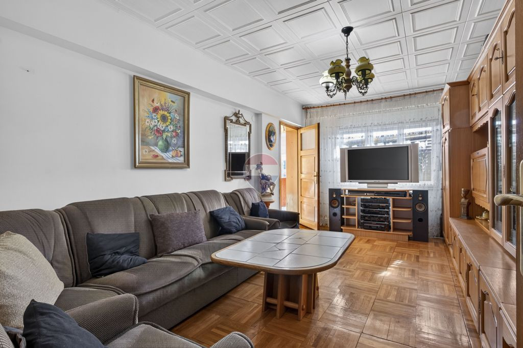 Apartament 3 camere, două băi de vânzare - Str Poetului
