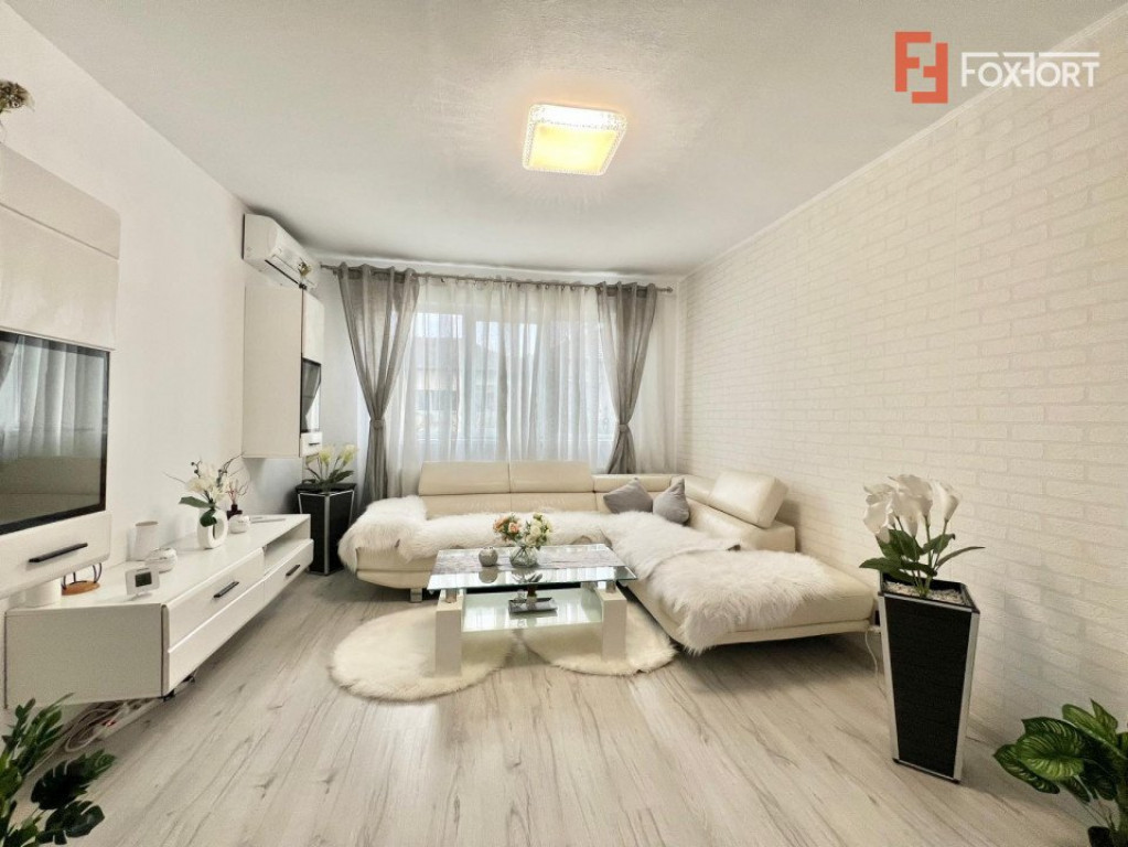 Apartament cu 3 camere, etaj 4 de vanzare, zona Spitalul Jud