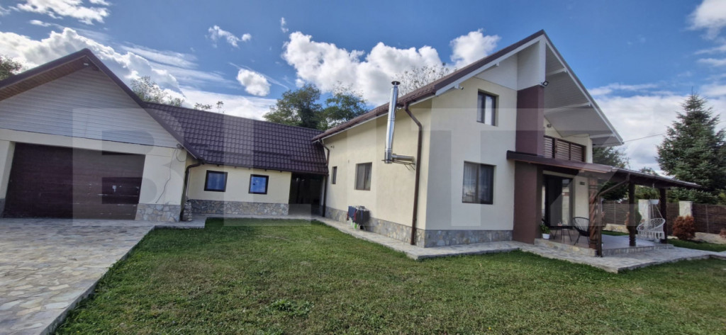 Casă cu priveliște, multă verdeață și spații generoas