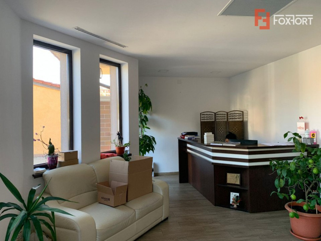 Spatiu comercial cu 12 incaperi si suprafata de 630 mp, zona