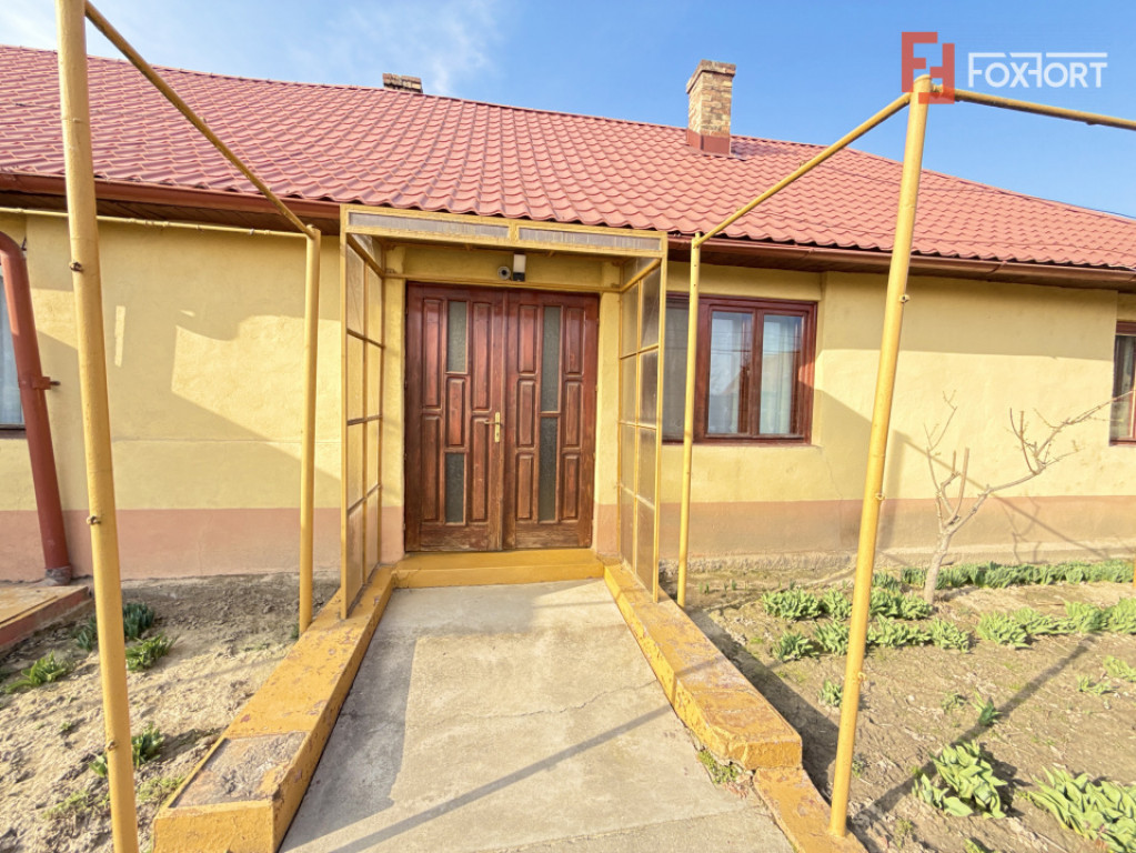 Casa individuala cu 6 camere de vanzare in localitatea Sacal