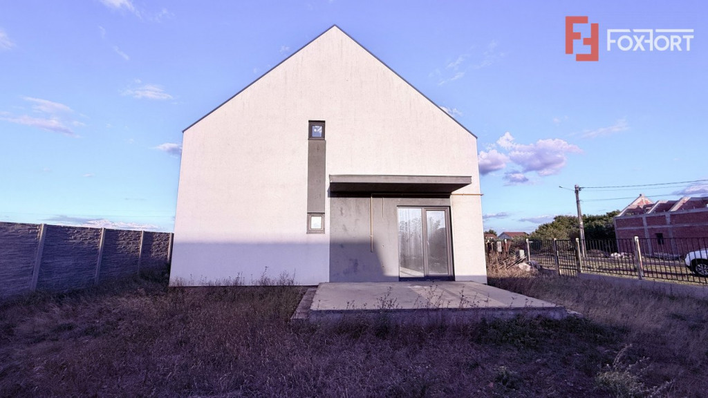 Casa tip triplex, cu 2 camere, de vanzare in Sanandrei.