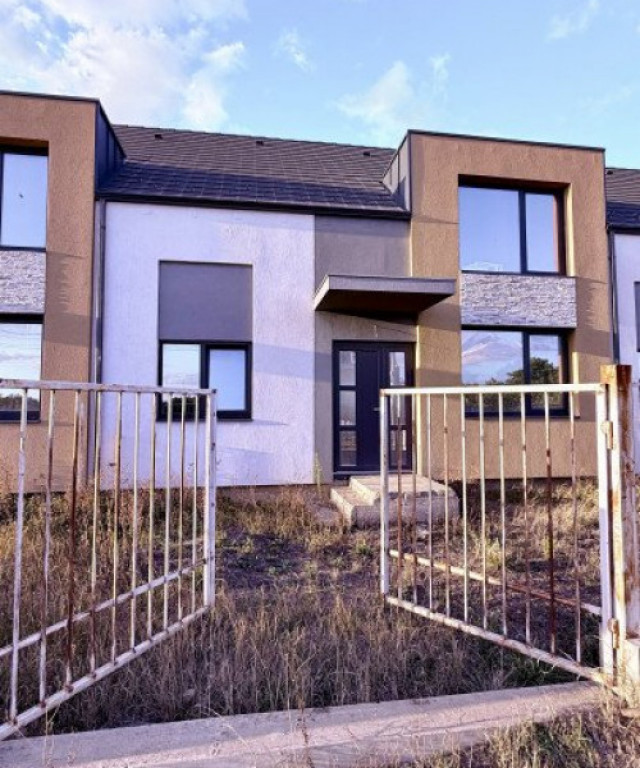 Casa tip triplex, cu 2 camere, de vanzare in Sanandrei.