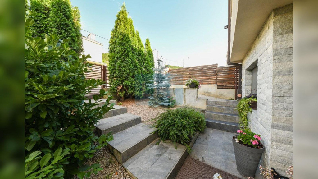 Vanzare Casa 4 camere; 118 mp; 2 bai, Narciselor