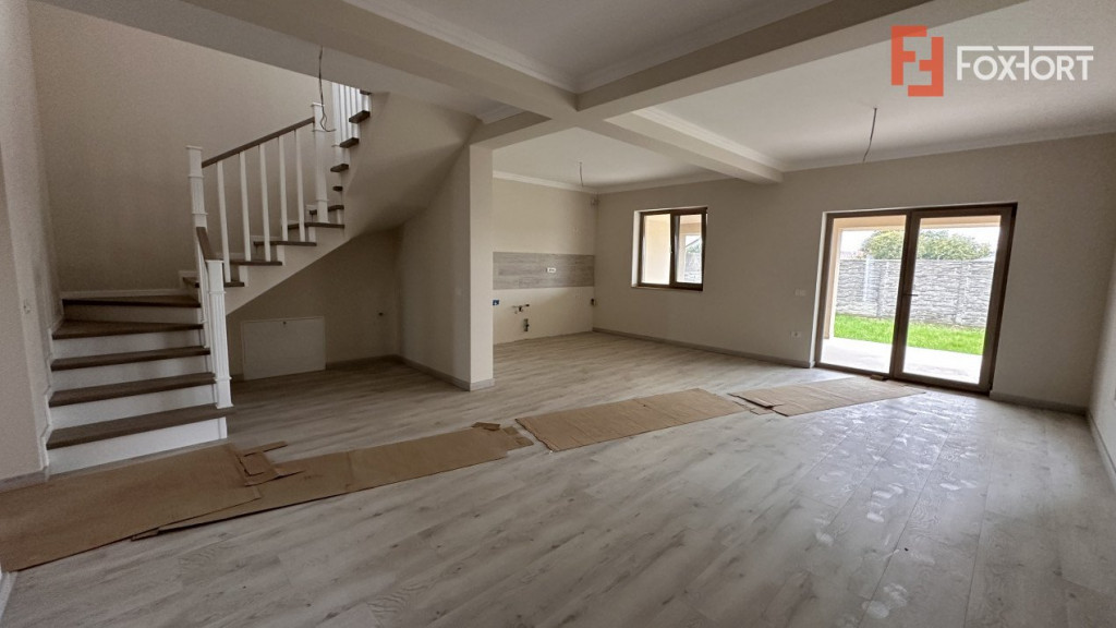 Duplex de vanzare cu 5 camere, despartit prin garaj, zona Gi