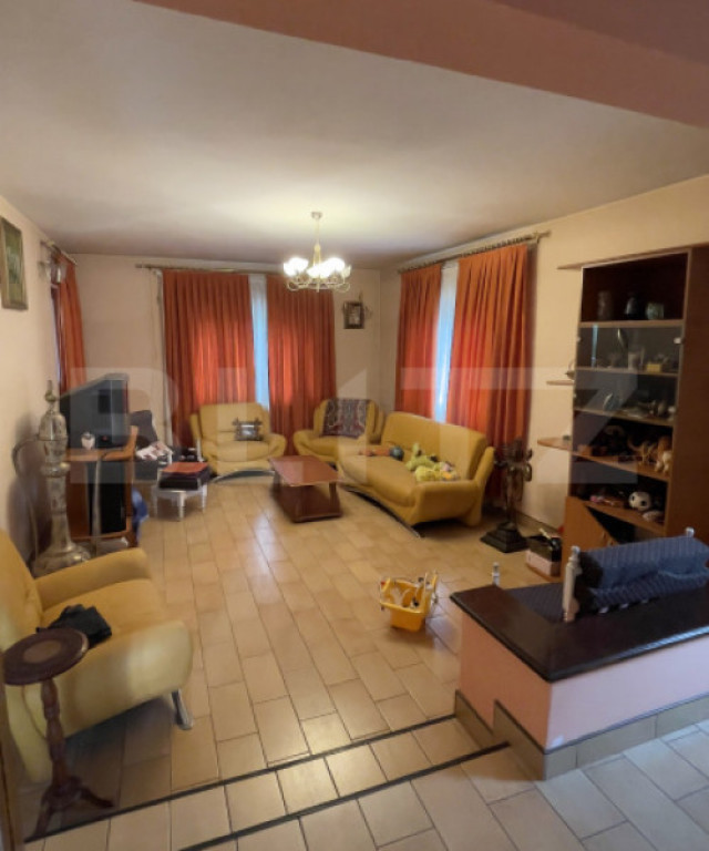 Vilă cu suprafață de 320 mp, teren 500 mp și garaj + 2 l