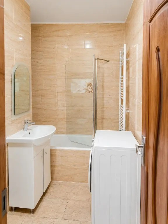 Vând apartament 3 camere, 2 bai în centru Boldesti Scaieni
