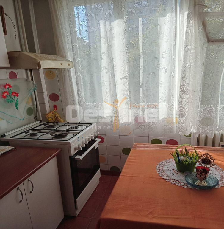 APARTAMENT 3 CAMERE DECOMANDAT SEMIDECOMANDAT