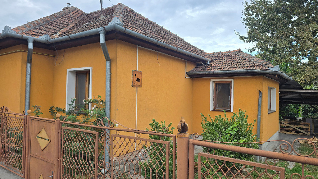 Vand apartament 4 camere decomandat in Deva, zona 22 Decembrie